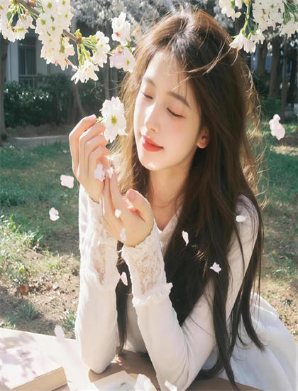 表演艺术《偷窥的欲望》：探索群像表演的整体效果与个体特色 感受表演的情感力量